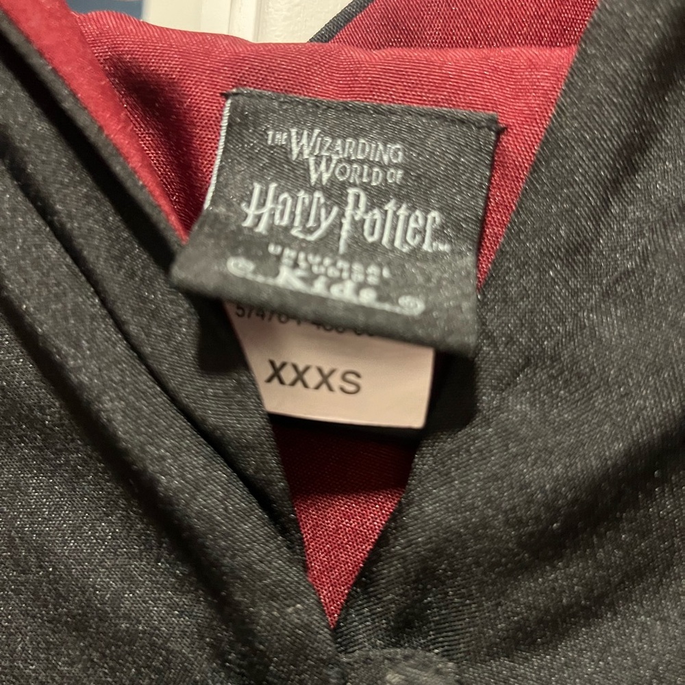 Harry Potter Black Robe with Gryffindor Crest kids - Picture 2 of 2